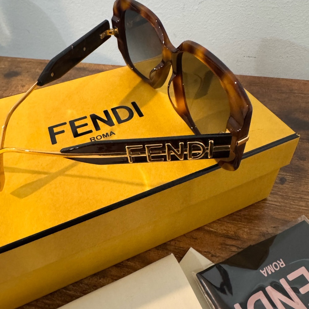Fendi Brown Tortoise Sunglasses brand new with the box and case - Picture 2 of 4